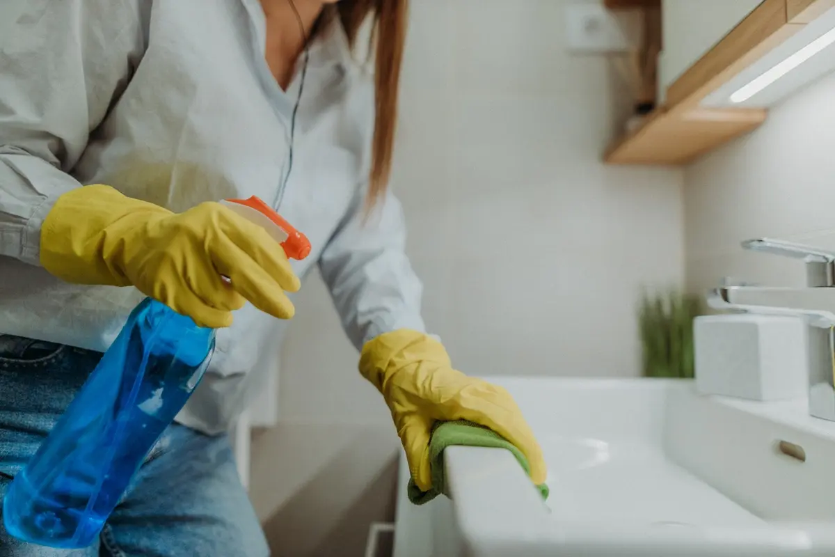 what is included in basic house cleaning? Sedona Maid To Order basic cleaning includes: dusting, vacuuming, mopping floors, sanitizing bathrooms, and tidying the kitchen.